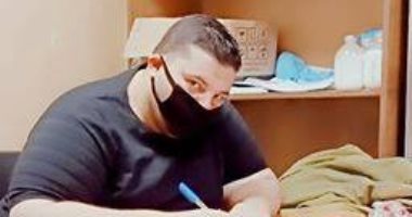 الجيش الأبيض.."عبد الرحمن" في التخدير على خط مواجهة كورونا بالمنيا الجامعى