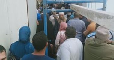 سيبها علينا.. قارئ يشكو من التزاحم الشديد أمام احد البنوك بكفر الشيخ