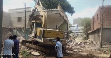 صور.. محافظة القاهرة تزيل اسطبلات الخيول الكائنة بجوار نادى الشمس