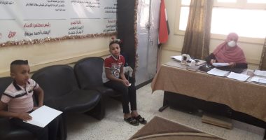 تعليم الوادى الجديد: تطبيق إجراءات الوقاية أثناء تسيلم الأبحاث يدويا