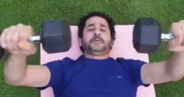 تمرينات القطايف.. أحمد حلمى يستغل العزل المنزلى فى التدريبات على طريقته الخاصة
