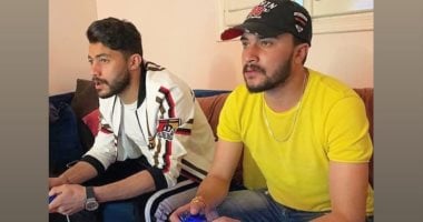 ياسر إبراهيم يتحدى ملل كورونا بمباراة "بلاي ستيشن" مع شقيقه