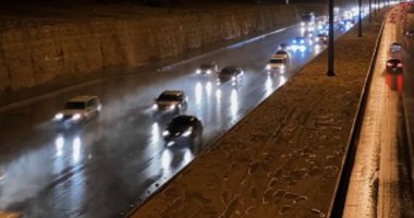 صور.. أمطار غزيرة تضرب المدينة المنورة وتحذيرات بالابتعاد عن مجارى السيول