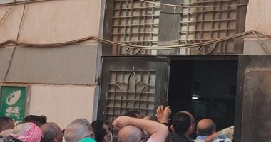 خوفا من كورونا.. شكوى من زحام شديد أمام مكتب بريد وسنترال الهرم 