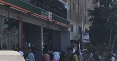خوفا من كورونا.. شكوى من زحام شديد أمام البنك الاهلى بشارع خاتم المرسلين