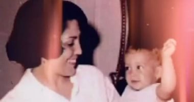بصور من طفولتها ..جينيفر لوبيز توجه رسالة لوالدتها فى عيد الأم