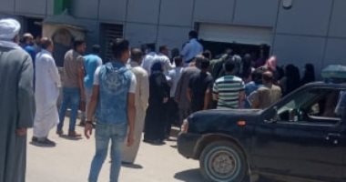 خوفا من كورونا.. شكوى من التكدس أمام مكتب بريد شبين الكوم بالمنوفية