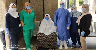 شاهد ..مستشفى قها للحجر تحتفل بخروج الحاجة نجفة أقدم متعافية