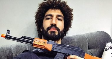 نجوم الكرة "أون لاين".. عصام الحضري ضحية مقلب فيفي عبده.. فرجاني ساسي ثلاثي الأبعاد.. أحمد عيد يتبرأ من ذنب أسامة نبيه.. قفشة يلتقط صوراً مع رجال الجيش.. ومدافع المقاولون ينضم لمسلسل الاختيار بعد توقف الدوري