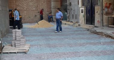 صور.. رصف الشوارع الجانبية بمنطقة المسلة فى المطرية شرق القاهرة