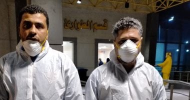الجيش الأبيض.. "مصطفى" و "عادل" ينقلان مصابى كورونا لمستشفى العزل بالعجمى