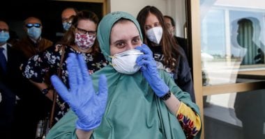 رئيس وزراء إيطاليا يستقبل موظفة إغاثة مخطوفة تعود إلى بلدها في رحلة خاصة.. صور