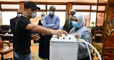 باحث بجامعة القناة يبتكر جهاز تنفس صناعى يعمل لأكثر من مريض بنفس الوقت.. صور