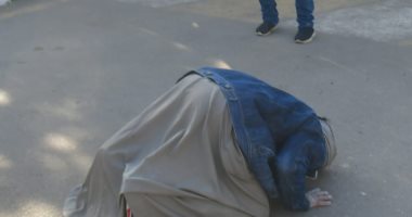 صورة اليوم.. مواطن يسجد شكرا لله بعد وصوله مدينة جامعة القاهرة لقضاء العزل الاحتياطى