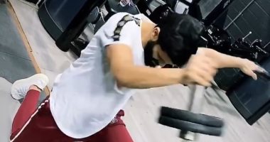 شاهد.. صالح جمعة يتدرب منفرداً فى الجيم للحفاظ على لياقته