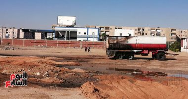 أول صور للسيارة المحملة بـ45 طن بنزين بعد السيطرة على حريق محطة وقود العاشر