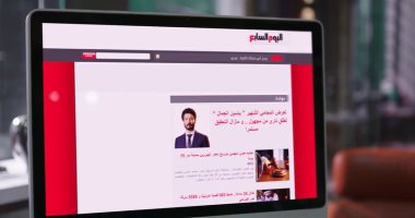 محمود حميدة يتصفح "اليوم السابع" فى الحلقة 16 من "لما كنا صغيرين"‏