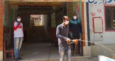 شباب قرية "فنارة" بالإسماعيلية يعقمون المدارس قبل استلام أبحاث الطلاب