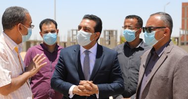 نائب محافظ قنا يتفقد مجمع الخدمات بمدينة قنا الجديدة.. صور