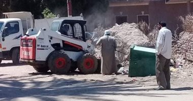 صور.. رفع القمامة وإزالة الإشغالات فى حملات نظافة بقرية النمسا بالأقصر
