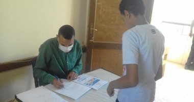  مدير تعليم أسوان يتابع تسليم المشروعات البحثية بالمدارس