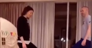 تمرينات ورقص مع زوجته فى المنزل.. هكذا احتفل أندريس إنييستا بعيد ميلاده