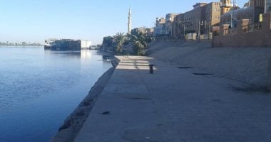 بعد نشر "اليوم السابع" صور وفيديو كورنيش نيل إسنا.. رجال المسطحات يخلون الكورنيش تماما