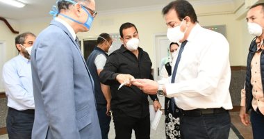 وزير التعليم العالى يطمئن على المصريين العائدين من الخارج بالمدن الجامعية 