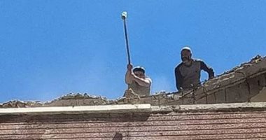 صور ..إزالة الأجزاء الخطرة من عقار أيل للسقوط بحى جمرك الإسكندرية