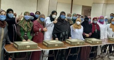 محافظ المنوفية يوزع حلوى على الأطقم الطبية بالمدن الجامعية