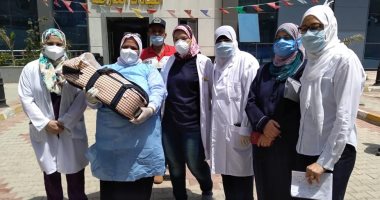 صور.. خروج أول مولود من مستشفى العزل بالعجمى بعد تعافيه من كورونا