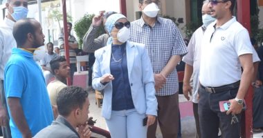 نائب محافظ البحر الأحمر تتابع انتظام عمليات صرف منحة الـ500 جنيه..صور