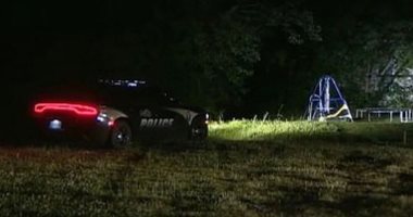 "افتكره لعبة".. طفل 5 سنوات يقتل اخيه بمسدس وجده بحديقة منزله فى بريطانيا