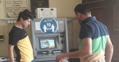 ملصقات وإرشادات أمام ماكينات الصراف الآلى بجامعة بنها لمواجهة كورونا