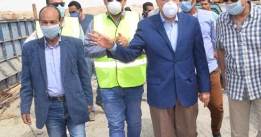 محافظ المنيا يتفقد محور سمالوط الحر على النيل لمتابعة معدلات تنفيذ المشروع.. صور