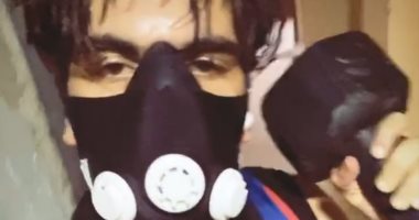 أحمد سيد زيزو يخوض تدريباته المنزلية بماسك الوقاية من كورونا