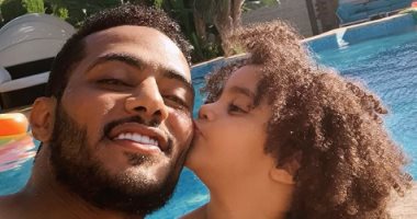 صورة.. ابنة محمد رمضان تخطف القلوب بقبلة على خد أبيها