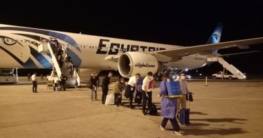 مطار مرسى علم الدولى يستقبل رحلة طيران تقل 87 مصريا عالقا فى إنجلترا.. صور