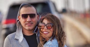 محمد دياب يوجه رسالة رومانسية إلى زوجته فى عيد ميلادها.. صور