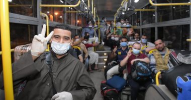 الفوج العاشر للعائدين من الكويت يصل مدينة طلاب جامعة القاهرة لقضاء فترة العزل