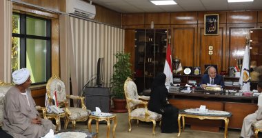 محافظ قنا ونائبه يلتقيان بعدد من المواطنين لبحث شكواهم .. صور