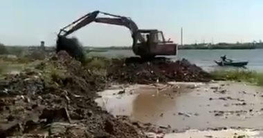 الرى تزيل 10 آلاف متر مكعب ردم فى نهر النيل بحلوان