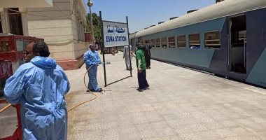 صور.. رش وتعقيم محطة سكك حديد إسنا لحماية المسافرين ومكافحة العدوى
