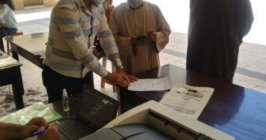 صور.. مدارس الأقصر تستقبل أولياء الأمور والطلاب لتسليم أبحاث نهاية العام