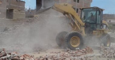 صور.. إزالة حالات تعدى على الأراضى الزراعية بـ 4 مراكز فى سوهاج