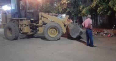 صور.. رئيس مدينة إسنا يقود حملة نظافة وإشغالات لرفع أطنان المخلفات ليلاً