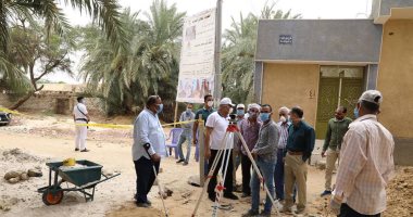 محافظ الوادى الجديد يتفقد أعمال تطوير حى البرى بالخارجة بتكلفة 21 مليون جنيه