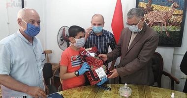 وكيل تعليم شمال سيناء يكرم الطلبة الفائزين فى مسابقة معلومة فى سؤال 