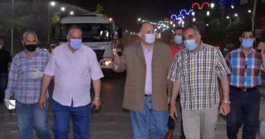 محافظ أسيوط يتفقد أعمال النظافة والتطهير والتعقيم بشوارع حى غرب .. صور
