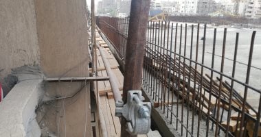 فيديو وصور.. كيف التصق كوبرى ترعة الزمر بالعقارات المجاورة؟.. مهندسو المشروع: 5 عمارات مخالفة بارزة بالشارع سبب المشكلة.. والسكان: اشترينا الوحدات وفقا للتراخيص.. والمحافظة تشكل لجانا لقياس مساحة المبانى
